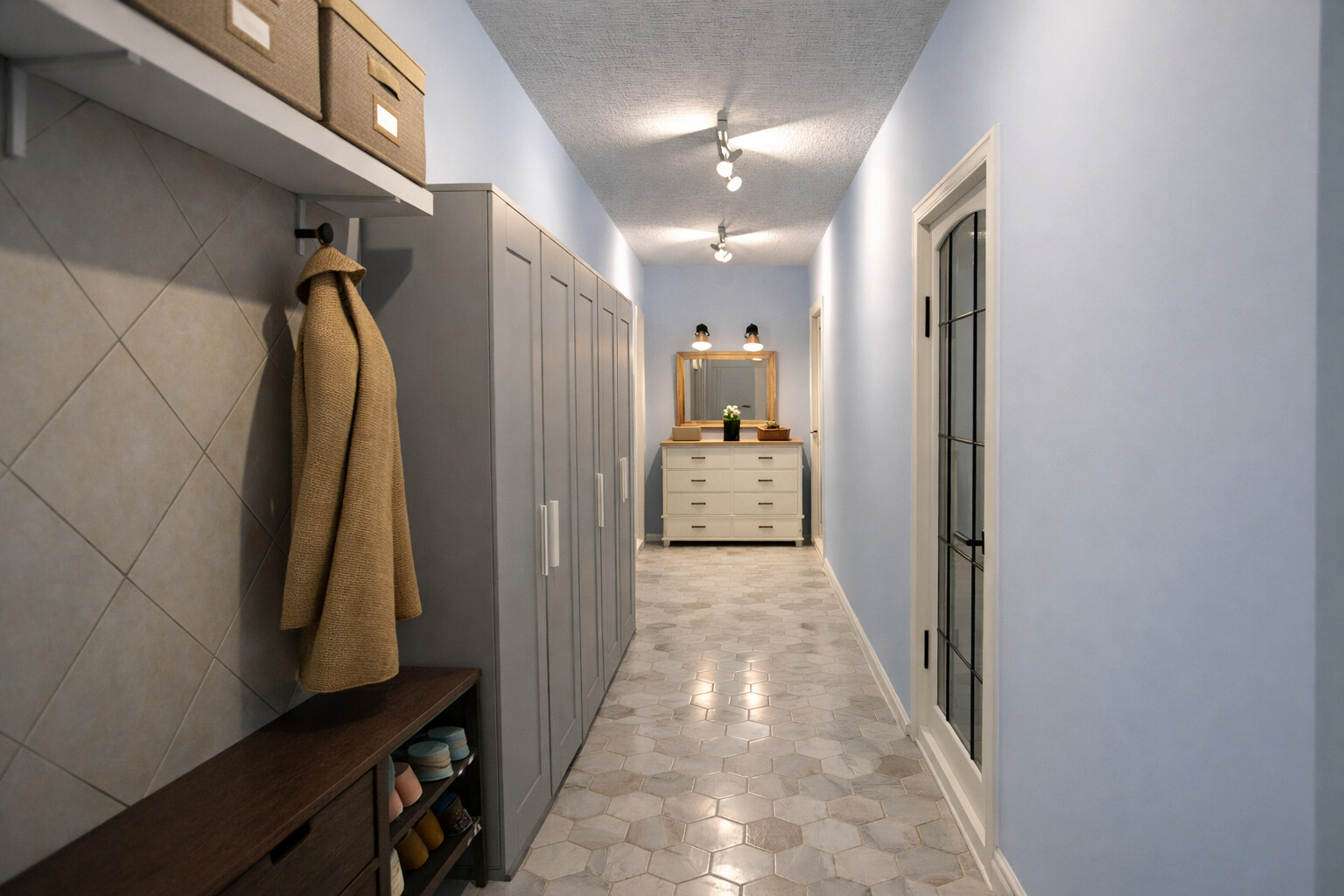 Galería de visualizaciones - Plano acogedor de apartamento de 2 dormitorios — 84 m² (904 sq ft), dos balcones, despensa y lavandería